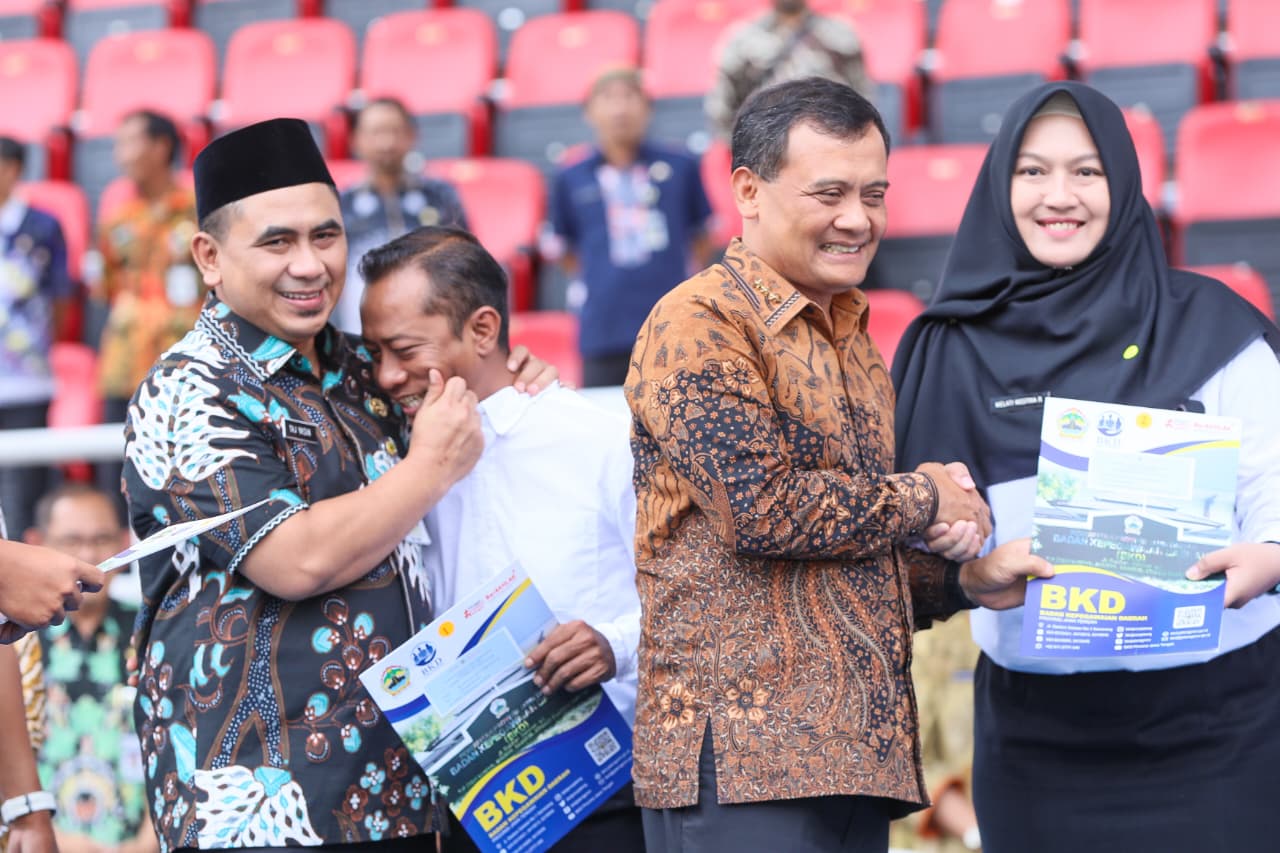 Gubernur Ahmad Luthfi Serahkan SK Kepada 13 ribu PPPK Paruh Waktu, Terbanyak di Indonesia