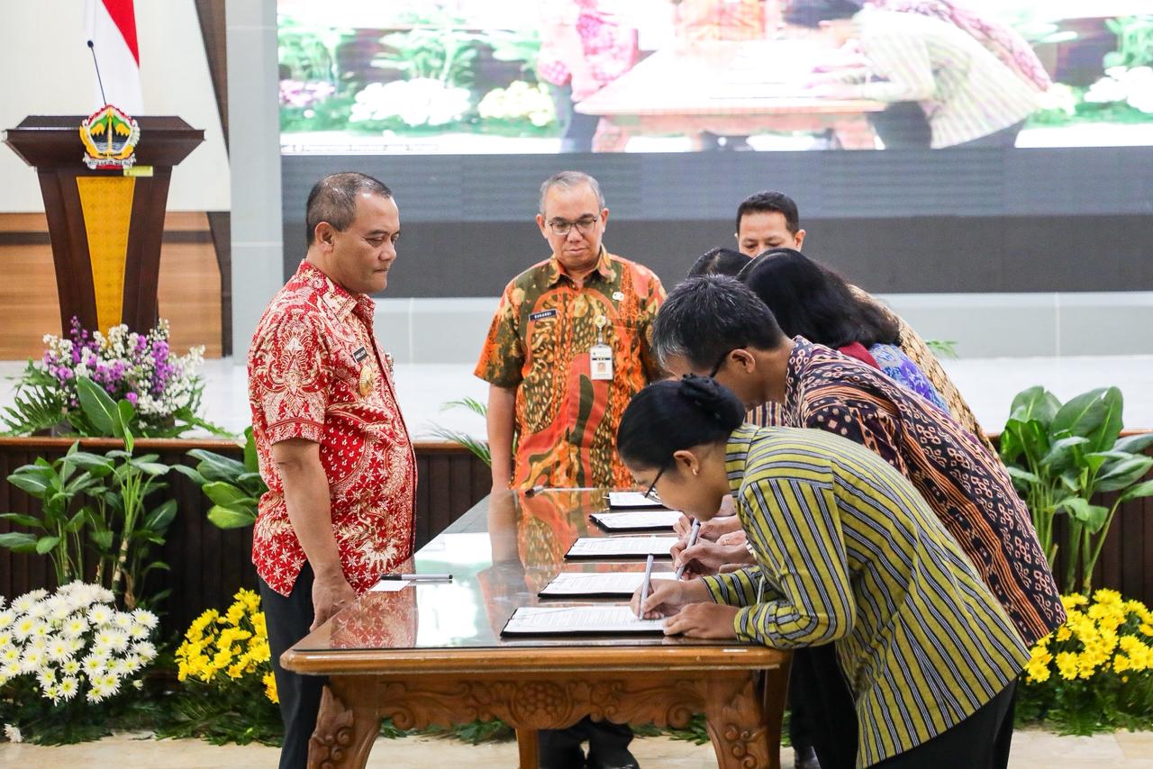 Pemprov Jawa Tengah Lantik Pejabat Fungsional ASN dan Serahkan SK Penugasan Kepala Sekolah